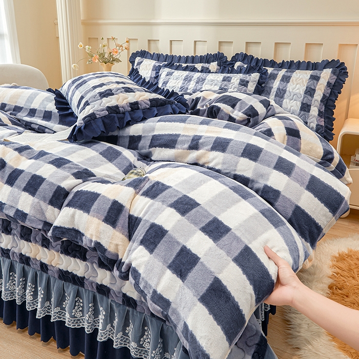 91家纺网 家纺一手货源 找家纺 艾裙海 2025新款蕾丝边牛奶绒床盖四件套 朦胧格灰兰