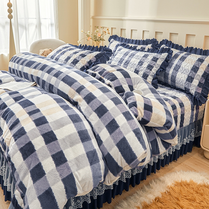 91家纺网 家纺一手货源 找家纺 艾裙海 2025新款蕾丝边牛奶绒床盖四件套 朦胧格灰兰