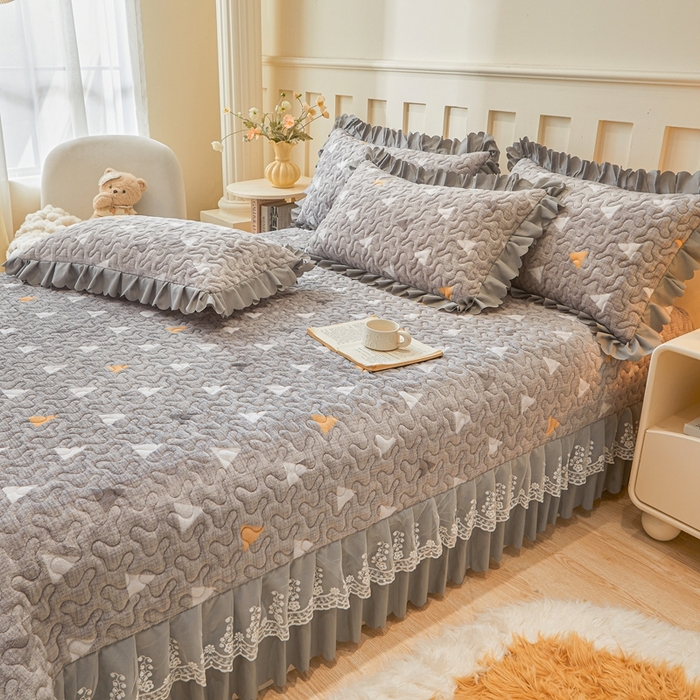 91家纺网 家纺一手货源 找家纺 艾裙海 2025新款蕾丝边牛奶绒床盖四件套 几何-灰
