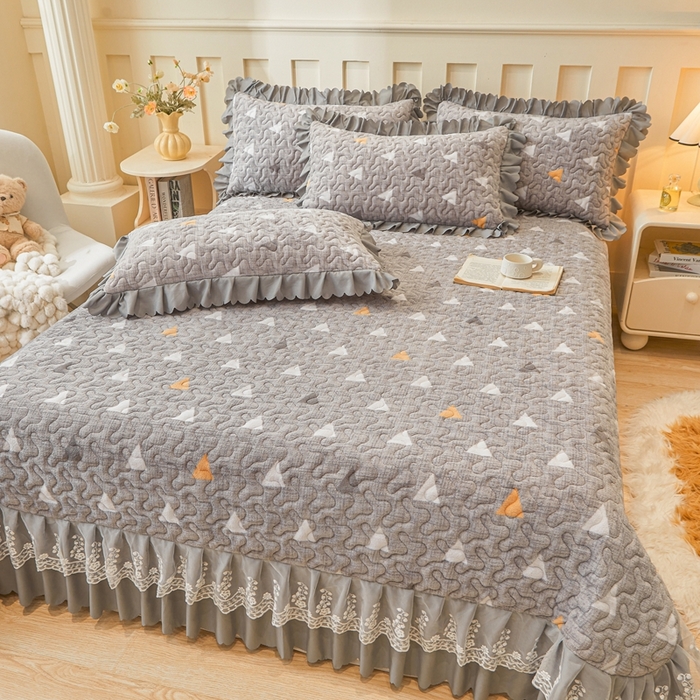 91家纺网 家纺一手货源 找家纺 艾裙海 2025新款蕾丝边牛奶绒床盖四件套 几何-灰