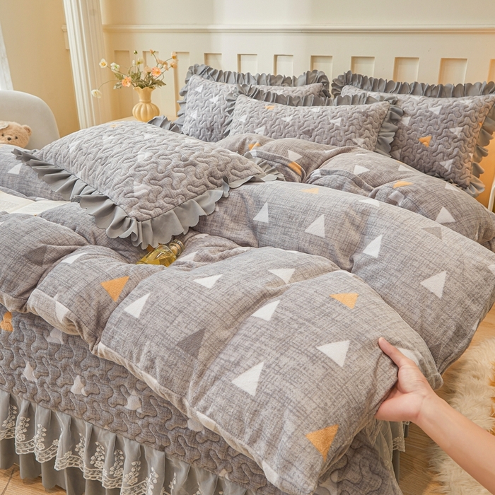 91家纺网 家纺一手货源 找家纺 艾裙海 2025新款蕾丝边牛奶绒床盖四件套 几何-灰