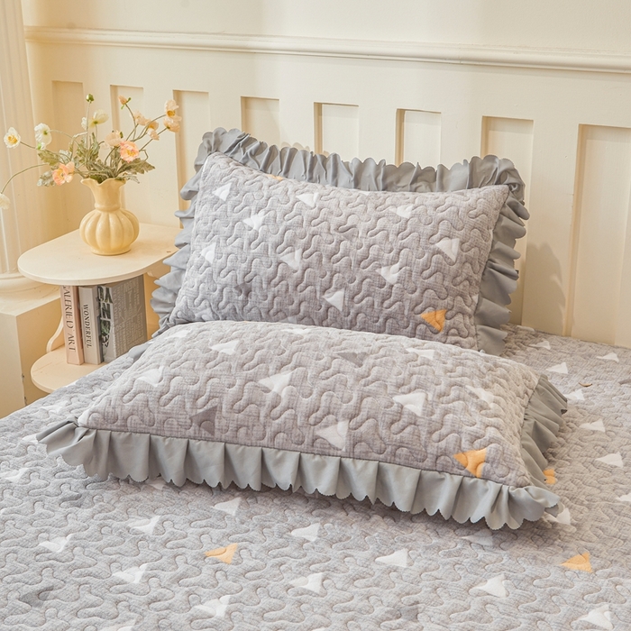 91家纺网 家纺一手货源 找家纺 艾裙海 2025新款蕾丝边牛奶绒床盖四件套 几何-灰