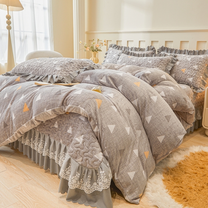 91家纺网 家纺一手货源 找家纺 艾裙海 2025新款蕾丝边牛奶绒床盖四件套 几何-灰