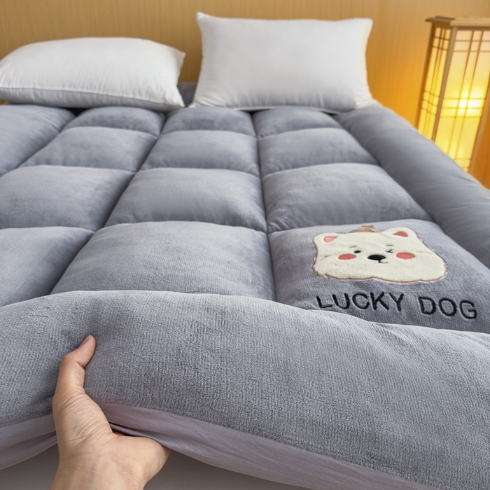 91家纺网 家纺一手货源 找家纺 （总）2025新款纯色牛奶绒贴布绣床垫床褥子床褥垫