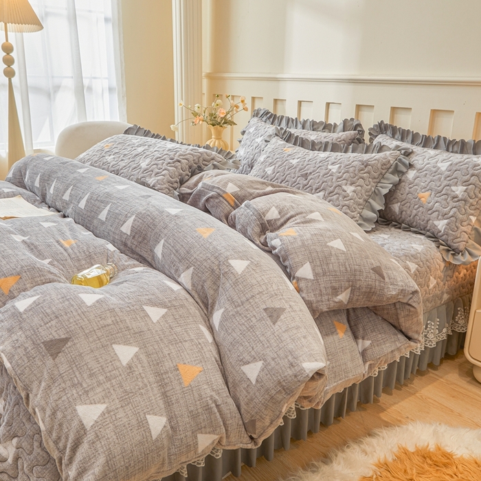 91家纺网 家纺一手货源 找家纺 艾裙海 2025新款蕾丝边牛奶绒床盖四件套 几何-灰