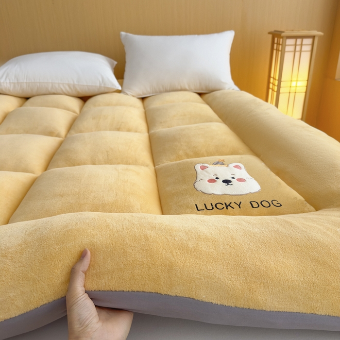 91家纺网 家纺一手货源 找家纺 2025新款纯色牛奶绒贴布绣床垫床褥子床褥垫 黄色