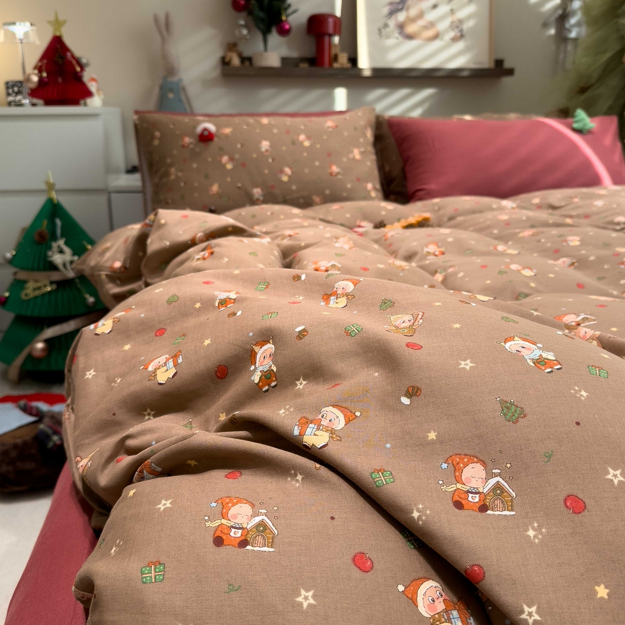 91家纺网 家纺一手货源 找家纺 呗旺鹿 2025新款全棉纯棉有氧双层纱圣诞气氛款四件套 圣诞手账 咖