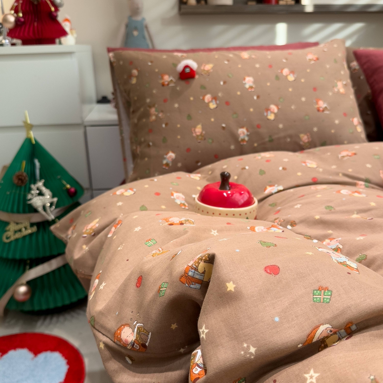 91家纺网 家纺一手货源 找家纺 呗旺鹿 2025新款全棉纯棉有氧双层纱圣诞气氛款四件套 圣诞手账 咖