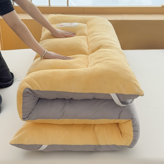 91家纺网 家纺一手货源 找家纺 2025新款纯色牛奶绒贴布绣床垫床褥子床褥垫 黄色