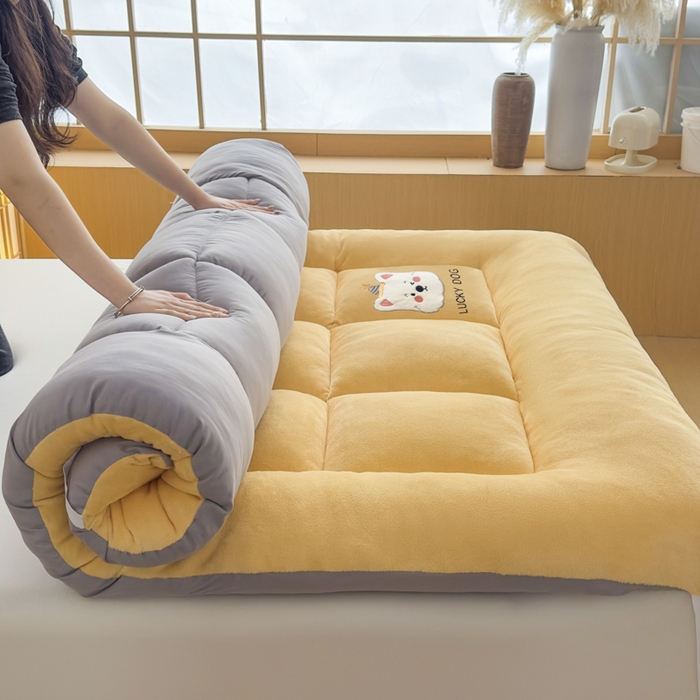 91家纺网 家纺一手货源 找家纺 2025新款纯色牛奶绒贴布绣床垫床褥子床褥垫 黄色