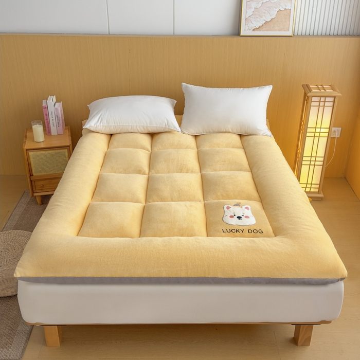 91家纺网 家纺一手货源 找家纺 2025新款纯色牛奶绒贴布绣床垫床褥子床褥垫 黄色