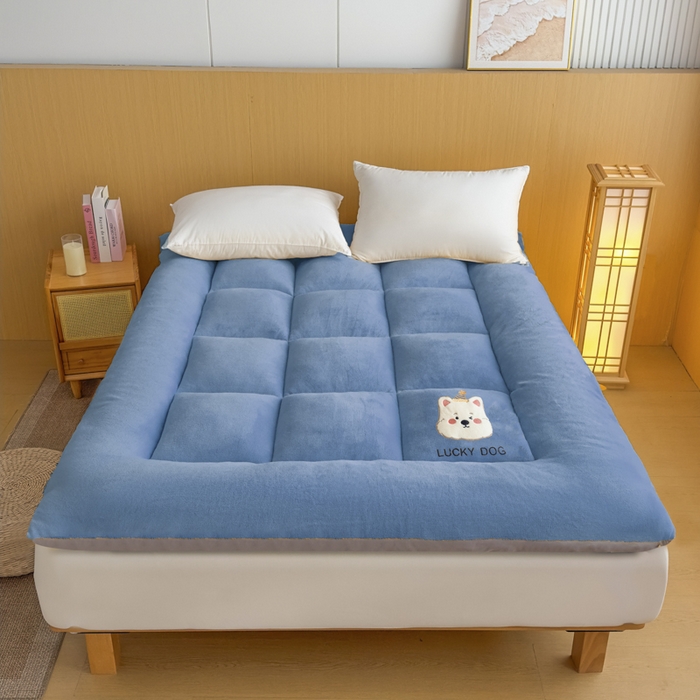 91家纺网 家纺一手货源 找家纺 2025新款纯色牛奶绒贴布绣床垫床褥子床褥垫 蓝色