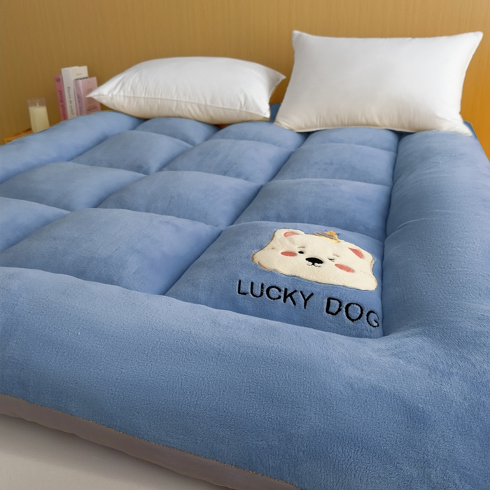 91家纺网 家纺一手货源 找家纺 2025新款纯色牛奶绒贴布绣床垫床褥子床褥垫 蓝色