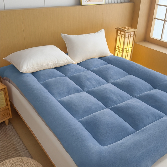 91家纺网 家纺一手货源 找家纺 2025新款纯色牛奶绒贴布绣床垫床褥子床褥垫 蓝色