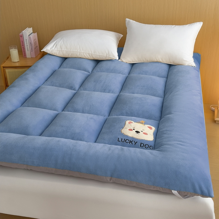 91家纺网 家纺一手货源 找家纺 2025新款纯色牛奶绒贴布绣床垫床褥子床褥垫 蓝色