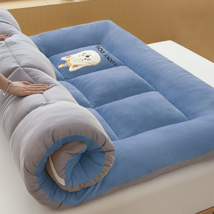 91家纺网 家纺一手货源 找家纺 2025新款纯色牛奶绒贴布绣床垫床褥子床褥垫 蓝色