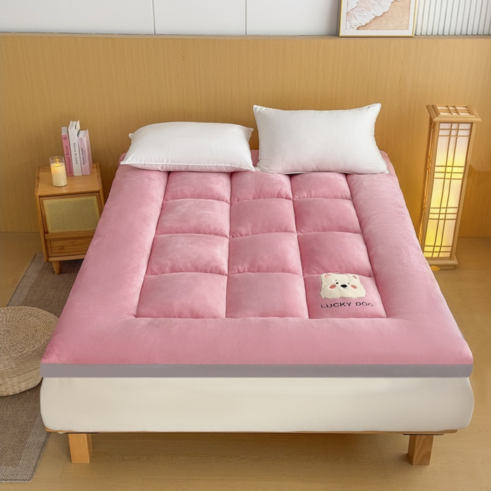 91家纺网 家纺一手货源 找家纺 2025新款纯色牛奶绒贴布绣床垫床褥子床褥垫 粉色