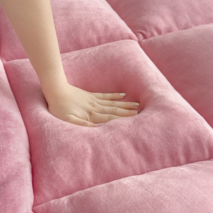 91家纺网 家纺一手货源 找家纺 2025新款纯色牛奶绒贴布绣床垫床褥子床褥垫 粉色