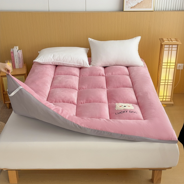 91家纺网 家纺一手货源 找家纺 2025新款纯色牛奶绒贴布绣床垫床褥子床褥垫 粉色