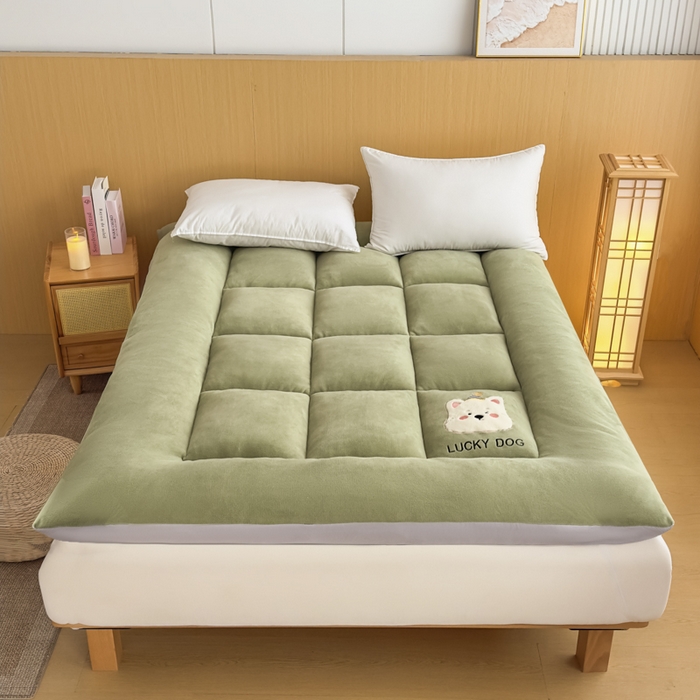 91家纺网 家纺一手货源 找家纺 2025新款纯色牛奶绒贴布绣床垫床褥子床褥垫 绿色