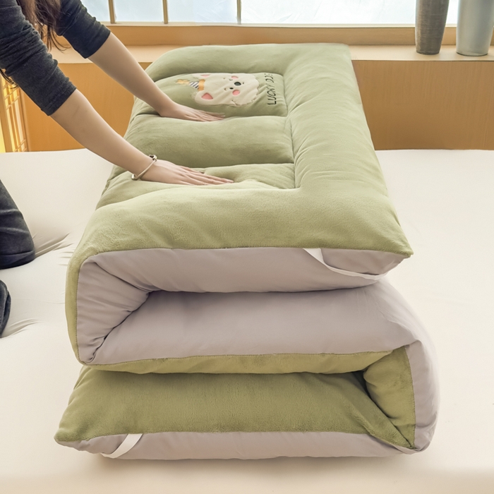 91家纺网 家纺一手货源 找家纺 2025新款纯色牛奶绒贴布绣床垫床褥子床褥垫 绿色