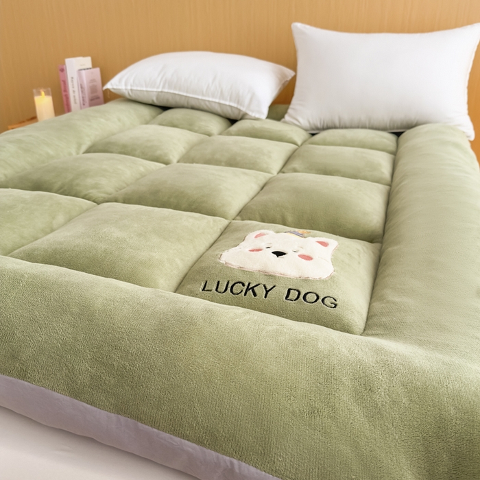 91家纺网 家纺一手货源 找家纺 2025新款纯色牛奶绒贴布绣床垫床褥子床褥垫 绿色