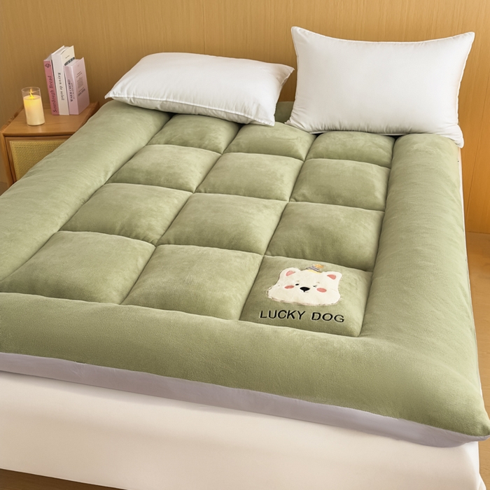 91家纺网 家纺一手货源 找家纺 2025新款纯色牛奶绒贴布绣床垫床褥子床褥垫 绿色