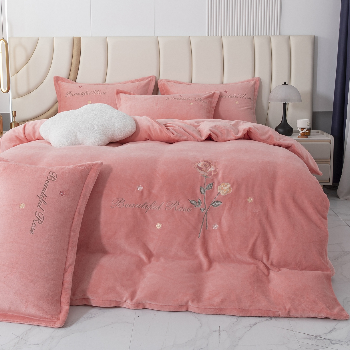 91家纺网 家纺一手货源 找家纺 贝尔 2025新款牛奶绒刺绣四件套-花语系列 花语-玉色