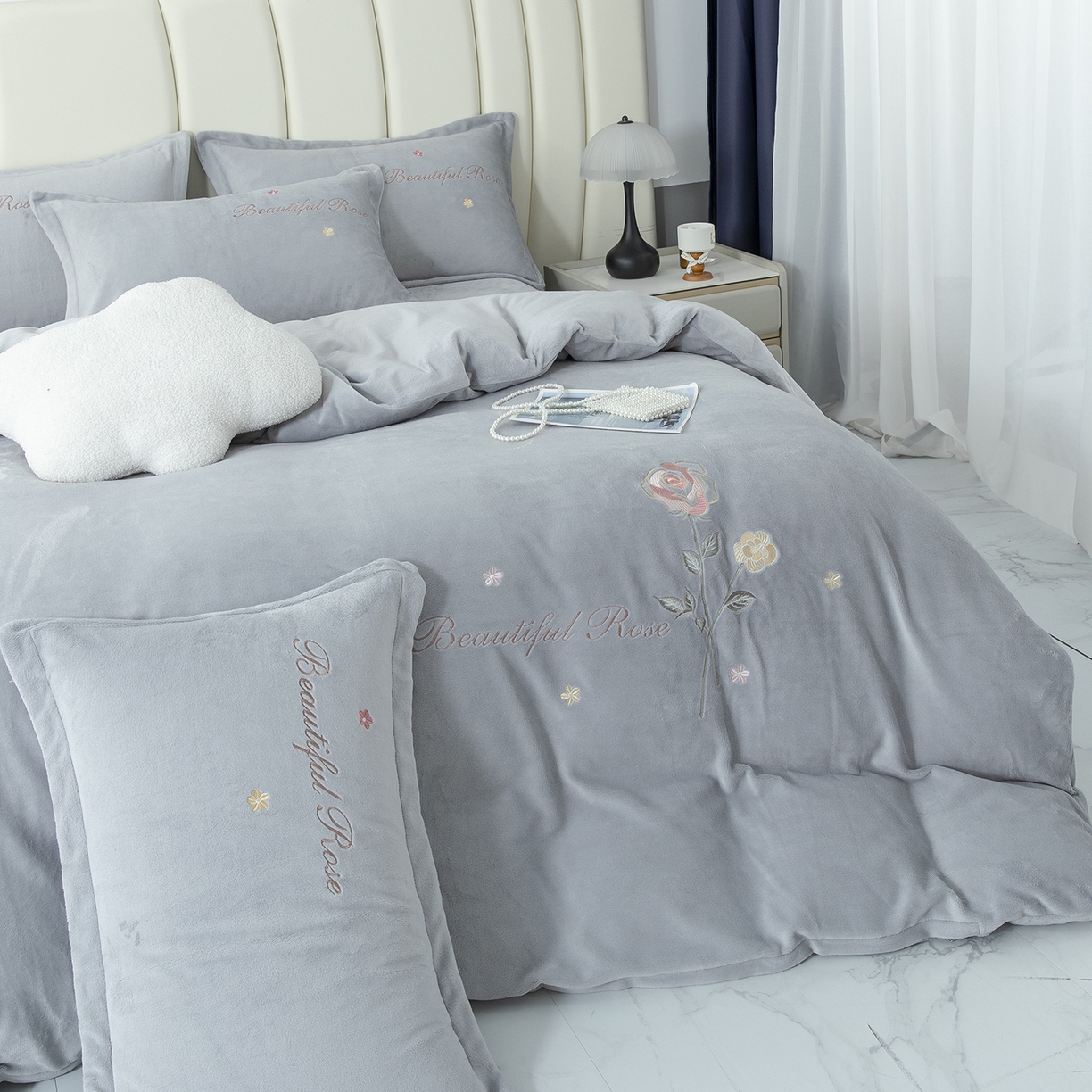 91家纺网 家纺一手货源 找家纺 贝尔 2025新款牛奶绒刺绣四件套-花语系列 花语-高级灰