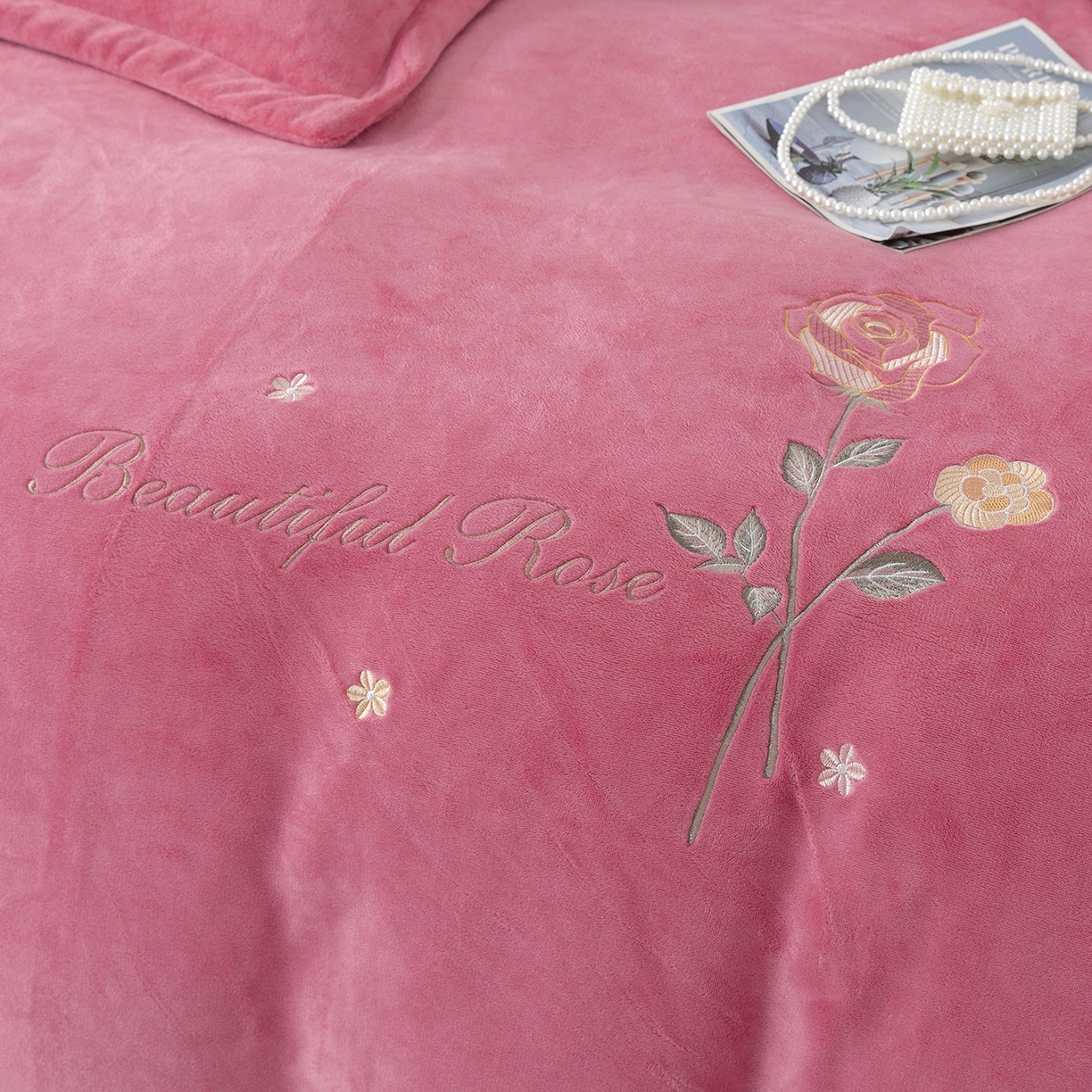 91家纺网 家纺一手货源 找家纺 贝尔 2025新款牛奶绒刺绣四件套-花语系列 花语-豆沙