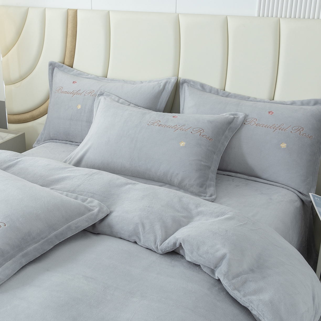 91家纺网 家纺一手货源 找家纺 贝尔 2025新款牛奶绒刺绣四件套-花语系列 花语-高级灰