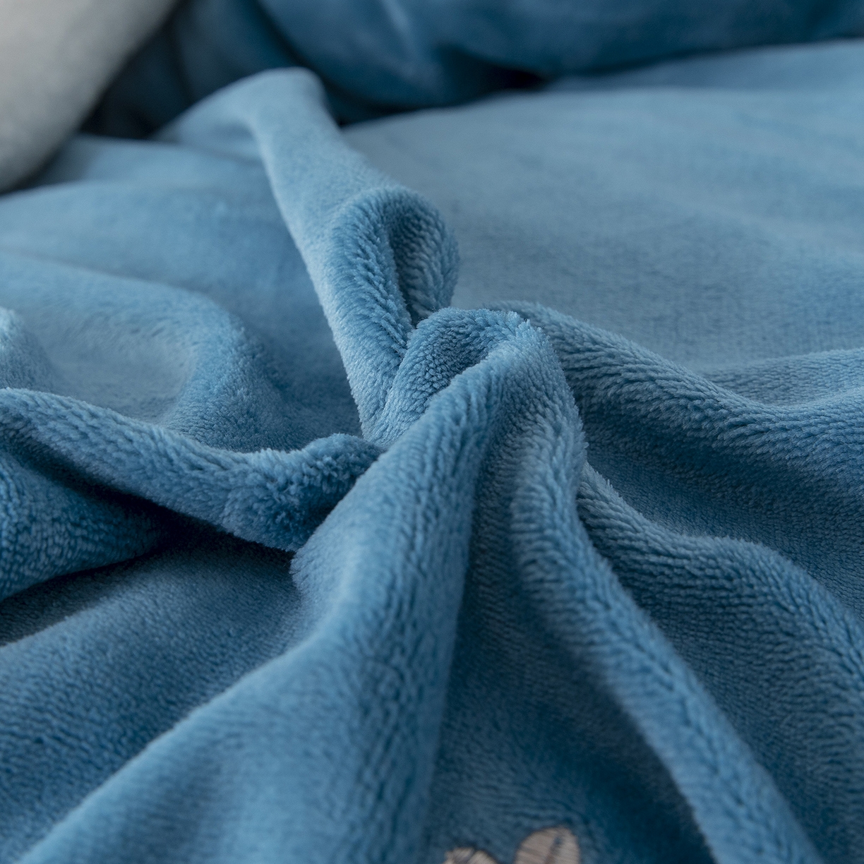 91家纺网 家纺一手货源 找家纺 贝尔 2025新款牛奶绒刺绣四件套-花语系列 花语-蓝色