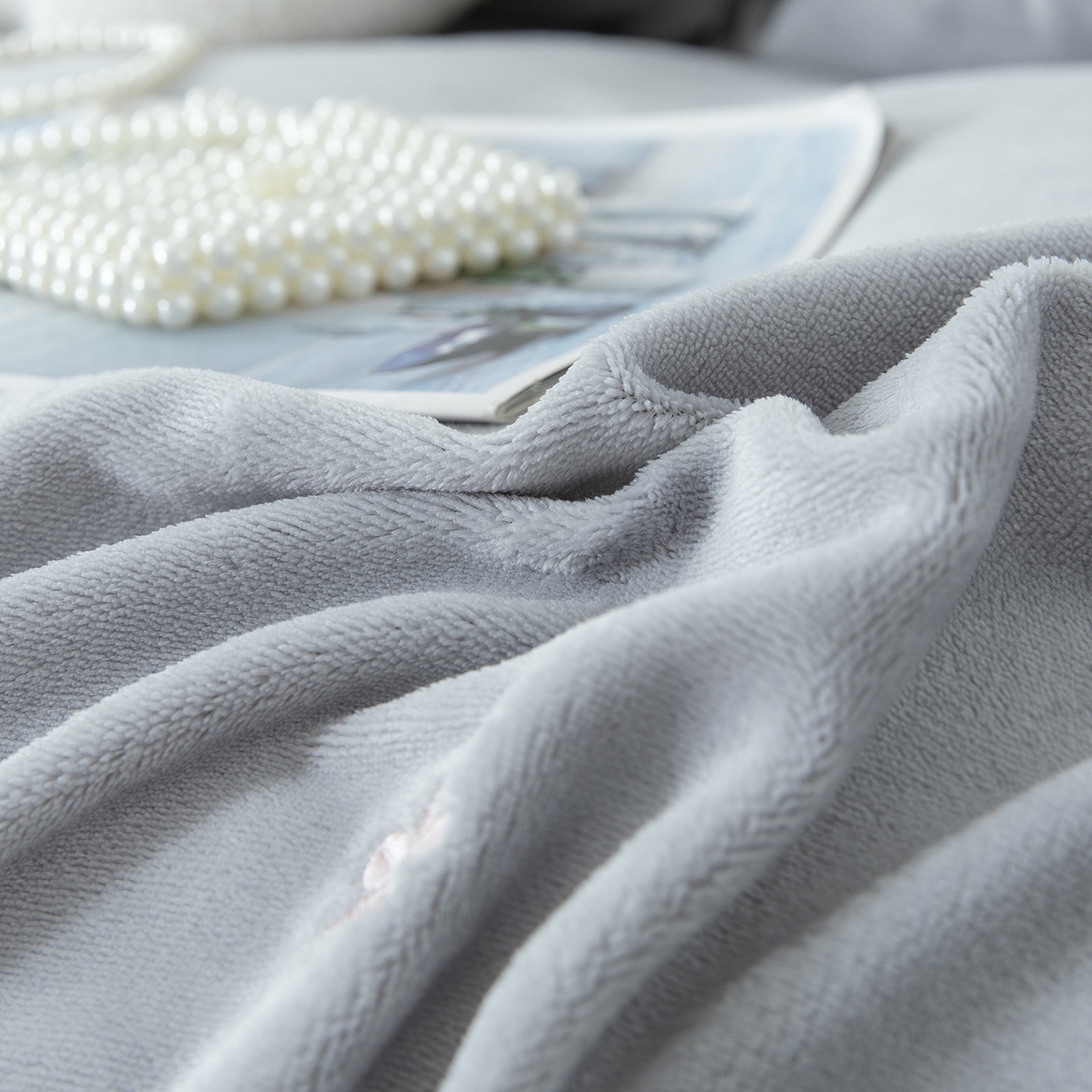 91家纺网 家纺一手货源 找家纺 贝尔 2025新款牛奶绒刺绣四件套-花语系列 花语-高级灰