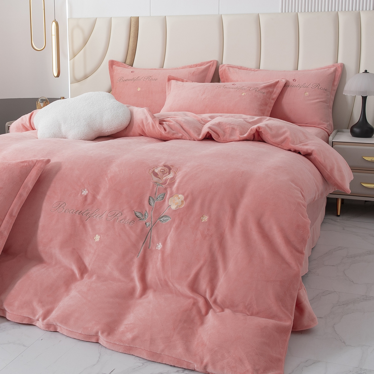 91家纺网 家纺一手货源 找家纺 贝尔 2025新款牛奶绒刺绣四件套-花语系列 花语-玉色