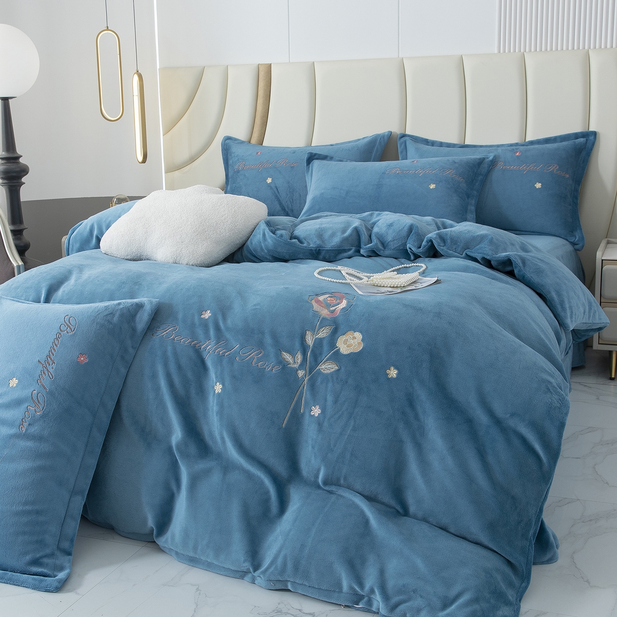 91家纺网 家纺一手货源 找家纺 贝尔 2025新款牛奶绒刺绣四件套-花语系列 花语-蓝色