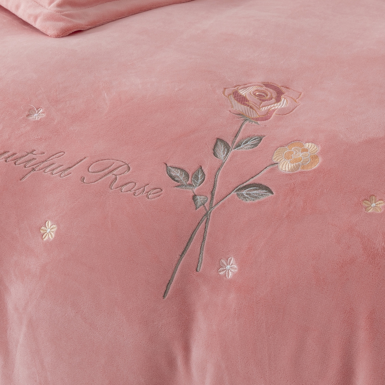 91家纺网 家纺一手货源 找家纺 贝尔 2025新款牛奶绒刺绣四件套-花语系列 花语-玉色