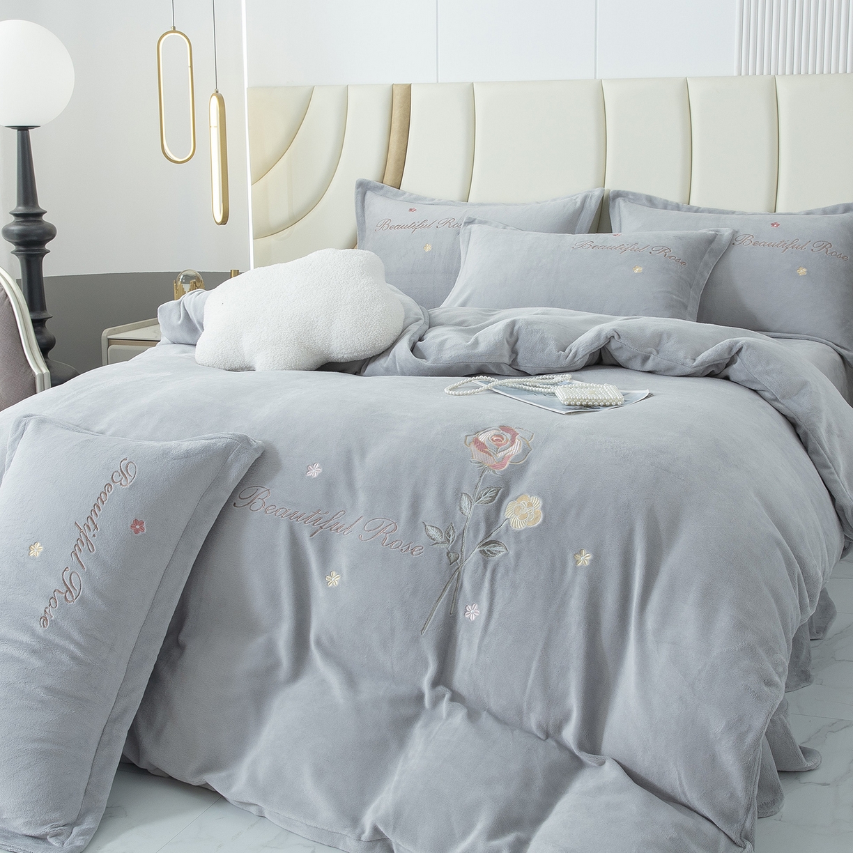 91家纺网 家纺一手货源 找家纺 贝尔 2025新款牛奶绒刺绣四件套-花语系列 花语-高级灰