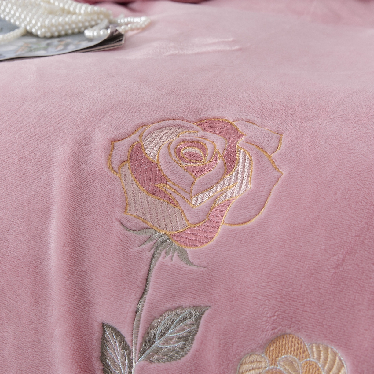 91家纺网 家纺一手货源 找家纺 贝尔 2025新款牛奶绒刺绣四件套-花语系列 花语-粉色