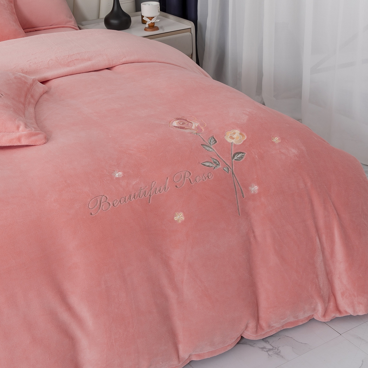 91家纺网 家纺一手货源 找家纺 贝尔 2025新款牛奶绒刺绣四件套-花语系列 花语-玉色