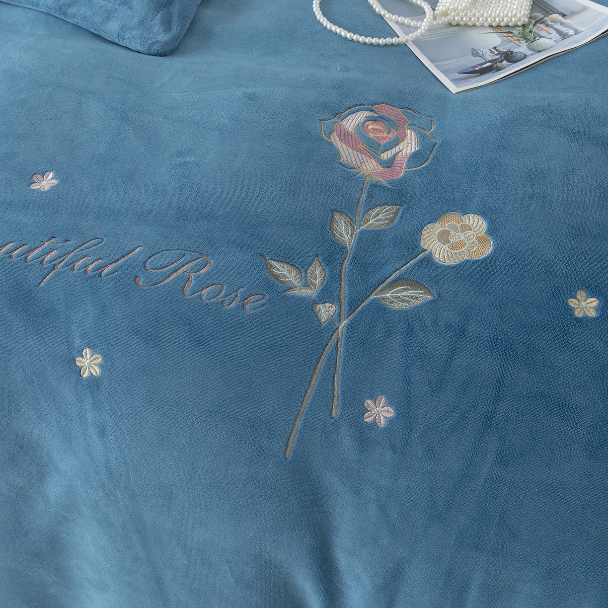 91家纺网 家纺一手货源 找家纺 贝尔 2025新款牛奶绒刺绣四件套-花语系列 花语-蓝色