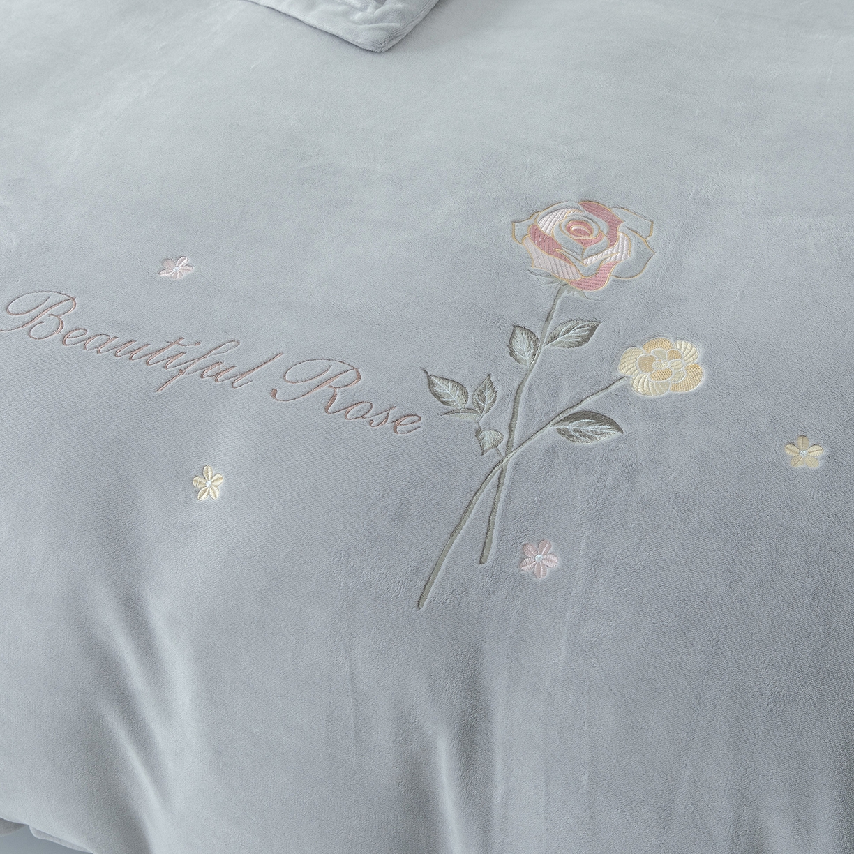 91家纺网 家纺一手货源 找家纺 贝尔 2025新款牛奶绒刺绣四件套-花语系列 花语-高级灰