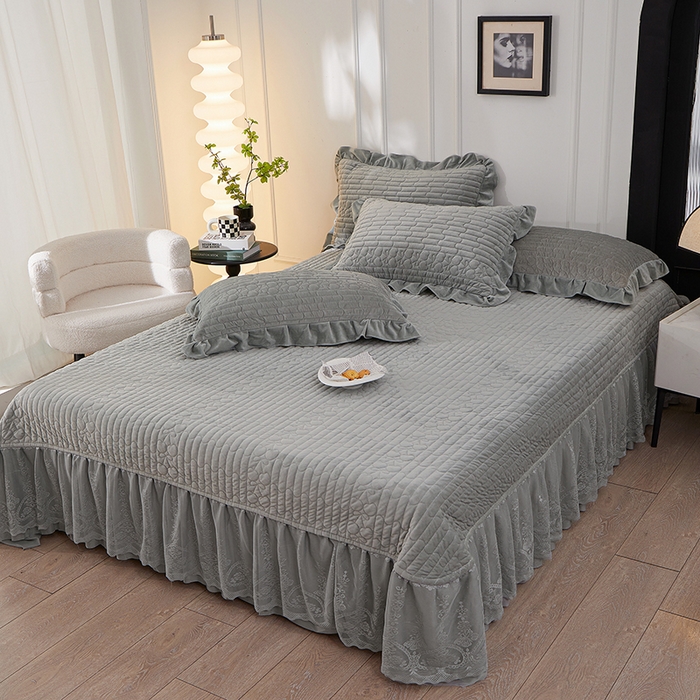 91家纺网 家纺一手货源 找家纺 （总）程百万家纺 2025新款素色婴儿绒蕾丝床盖牛奶绒加厚床盖