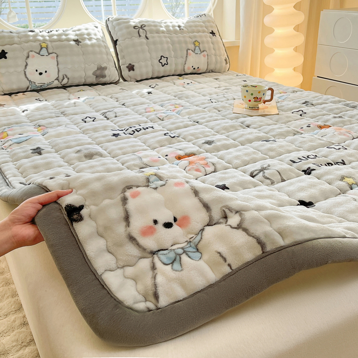 91家纺网 家纺一手货源 找家纺 奇丝雅 2025新款冰豆豆凉席冰丝床单单件冰丝席家用单人学生宿舍上下铺寝室-成人款 八宝熊  -粉