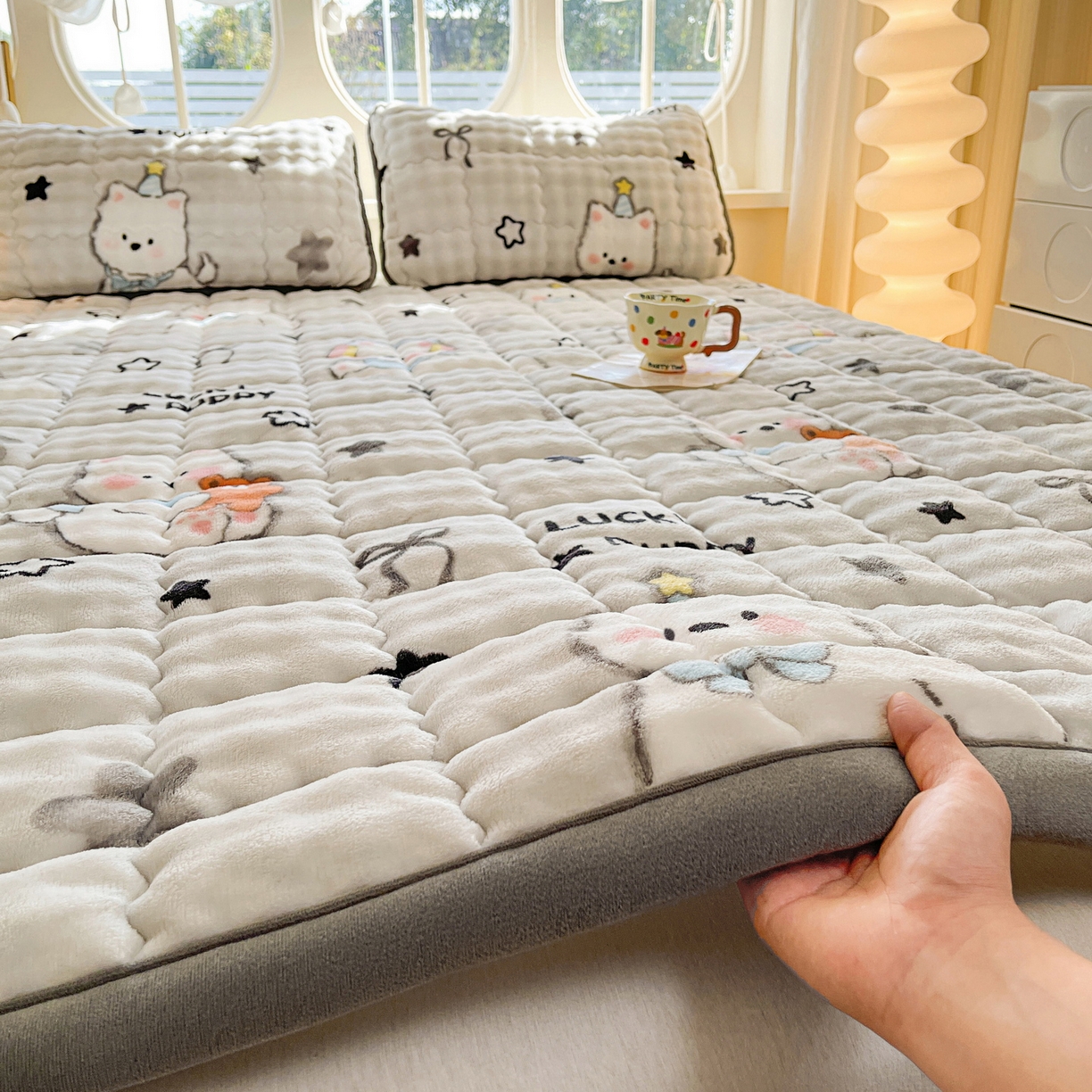 91家纺网 家纺一手货源 找家纺 （总）奇丝雅 2025新款A类牛奶绒泡泡绒床褥床垫床盖兔毛绒家用学生宿舍上下铺寝室褥子软垫床护垫夹棉（大床）