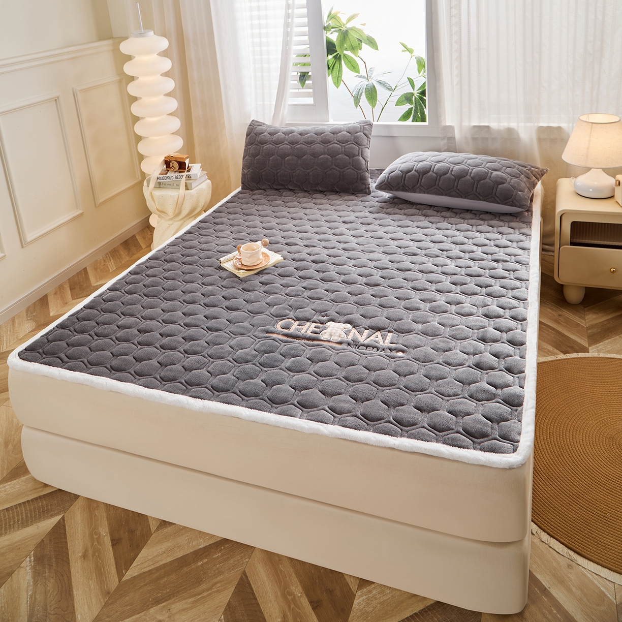 91家纺网 家纺一手货源 找家纺 永旺家纺 2025新款纯色床垫床褥 小熊仔灰