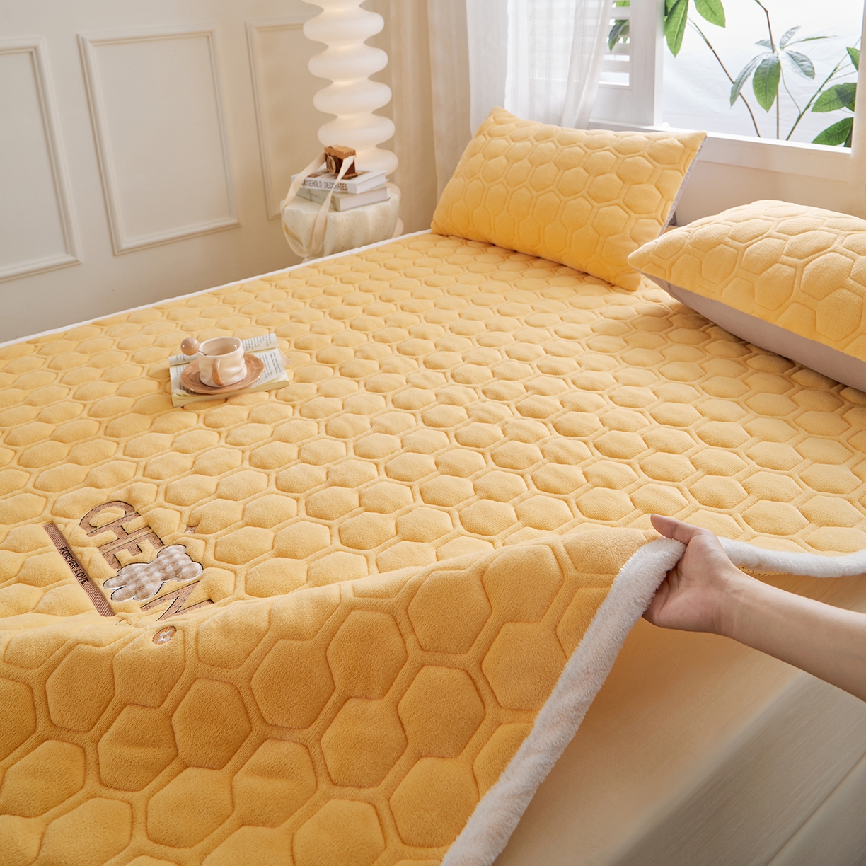 91家纺网 家纺一手货源 找家纺 永旺家纺 2025新款纯色床垫床褥 小熊仔黄