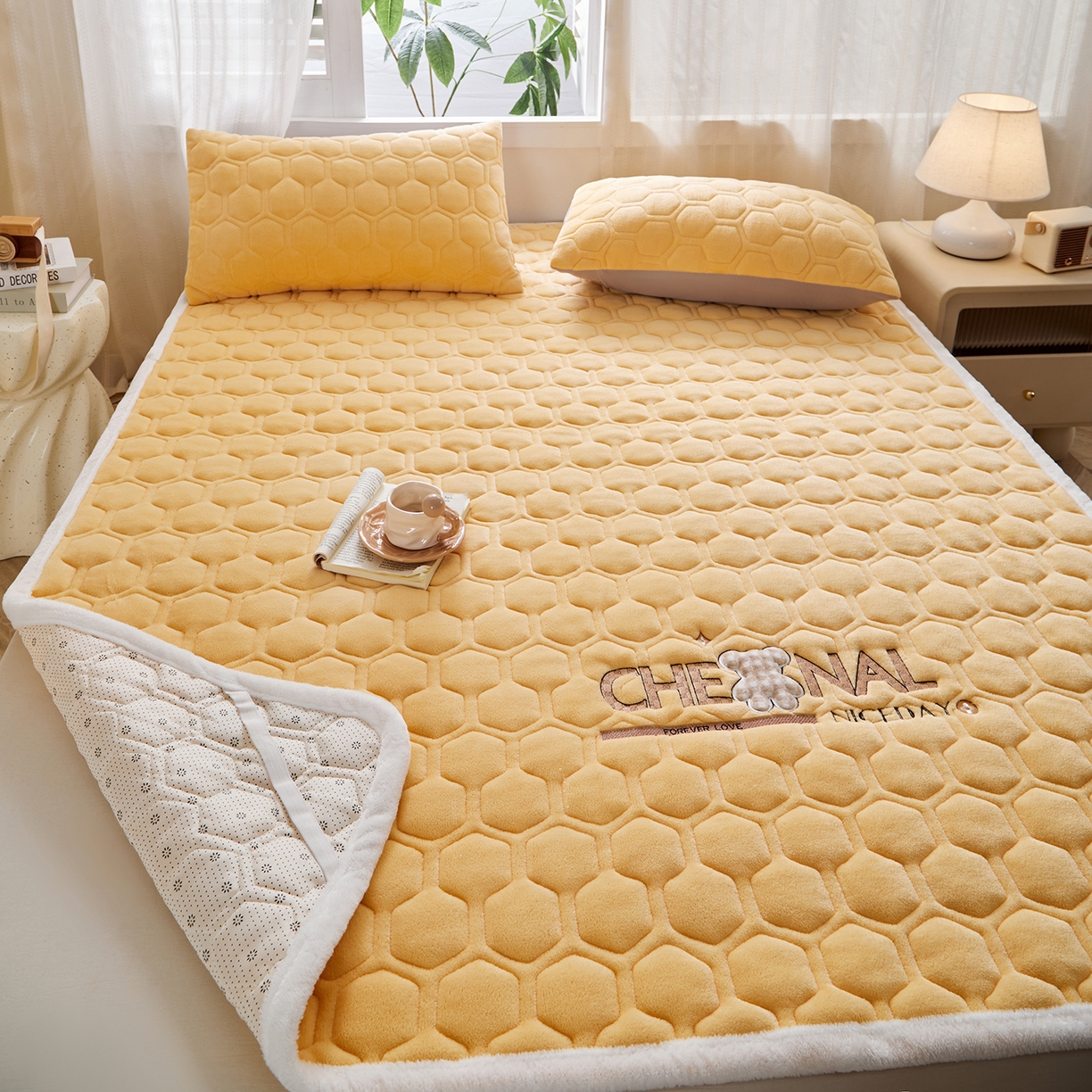 91家纺网 家纺一手货源 找家纺 永旺家纺 2025新款纯色床垫床褥 小熊仔黄