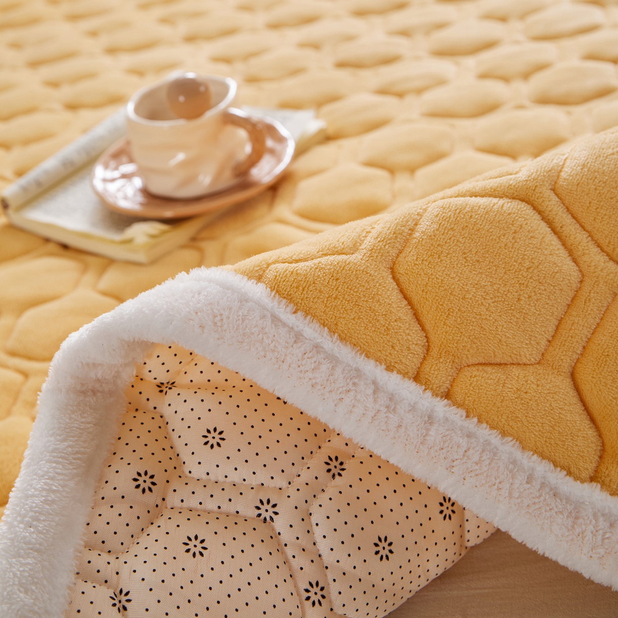 91家纺网 家纺一手货源 找家纺 永旺家纺 2025新款纯色床垫床褥 小熊仔黄