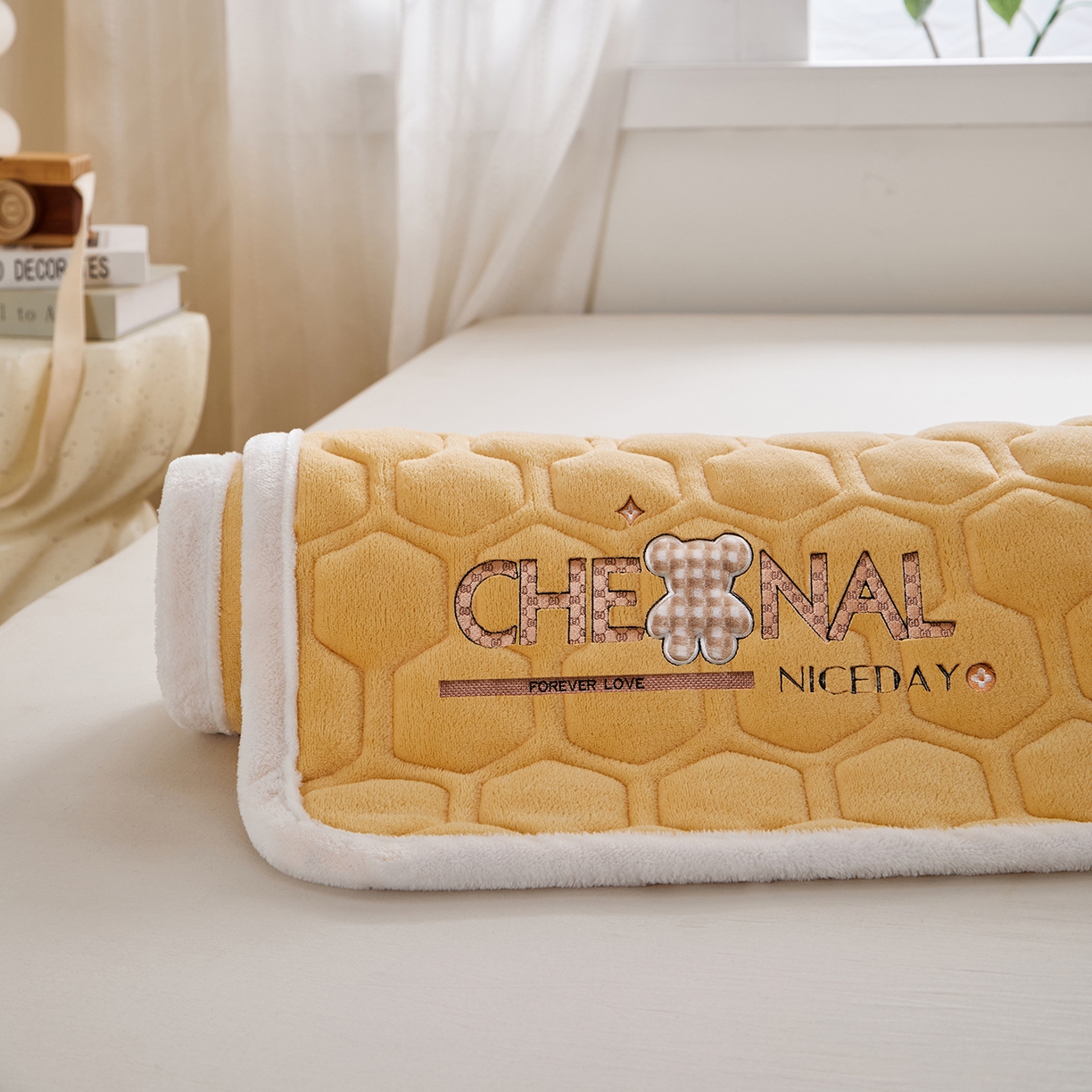 91家纺网 家纺一手货源 找家纺 永旺家纺 2025新款纯色床垫床褥 小熊仔黄