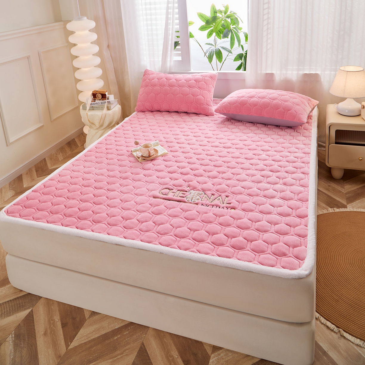 91家纺网 家纺一手货源 找家纺 永旺家纺 2025新款纯色床垫床褥 小熊仔粉